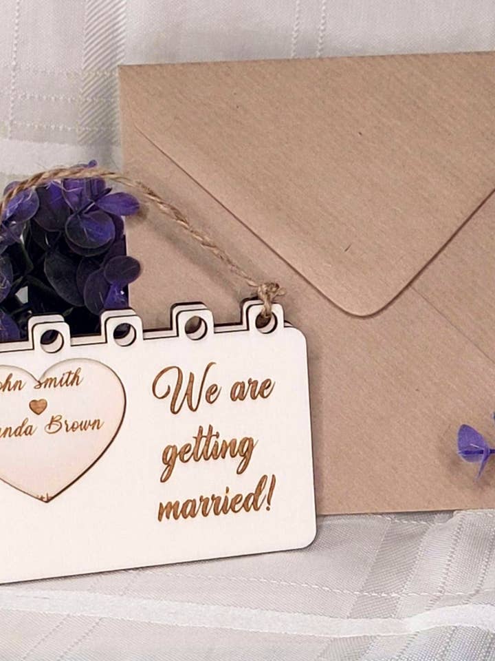 Hochzeitseinladung aus Holz im Kalenderstil für den Großhandel von Laser by D.A.M.