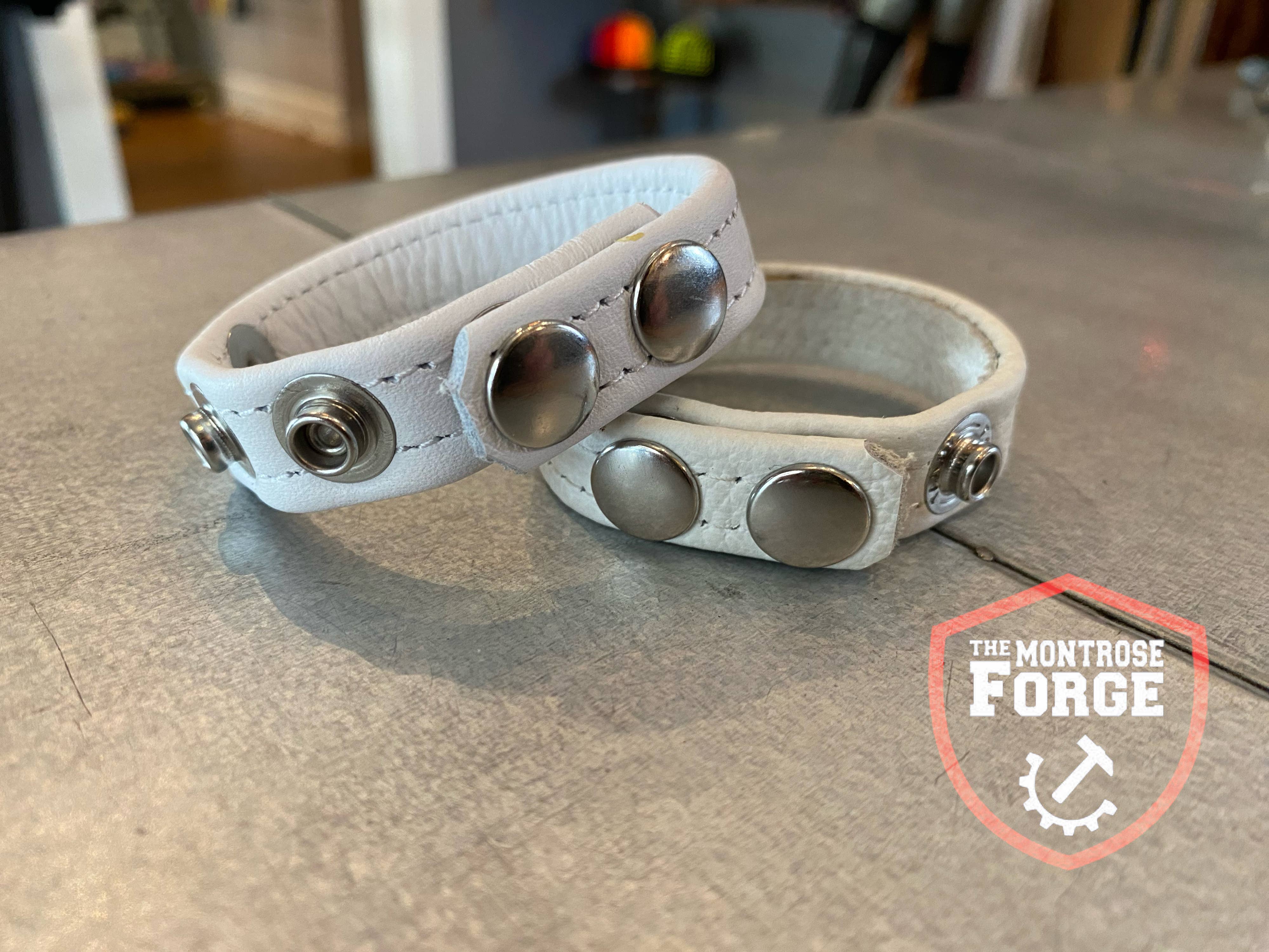 The Montrose Forge - Vendita all'ingrosso Sex toy - Anello a C in pelle sottile a 3 bottoni (disponibile in 11 colori)7