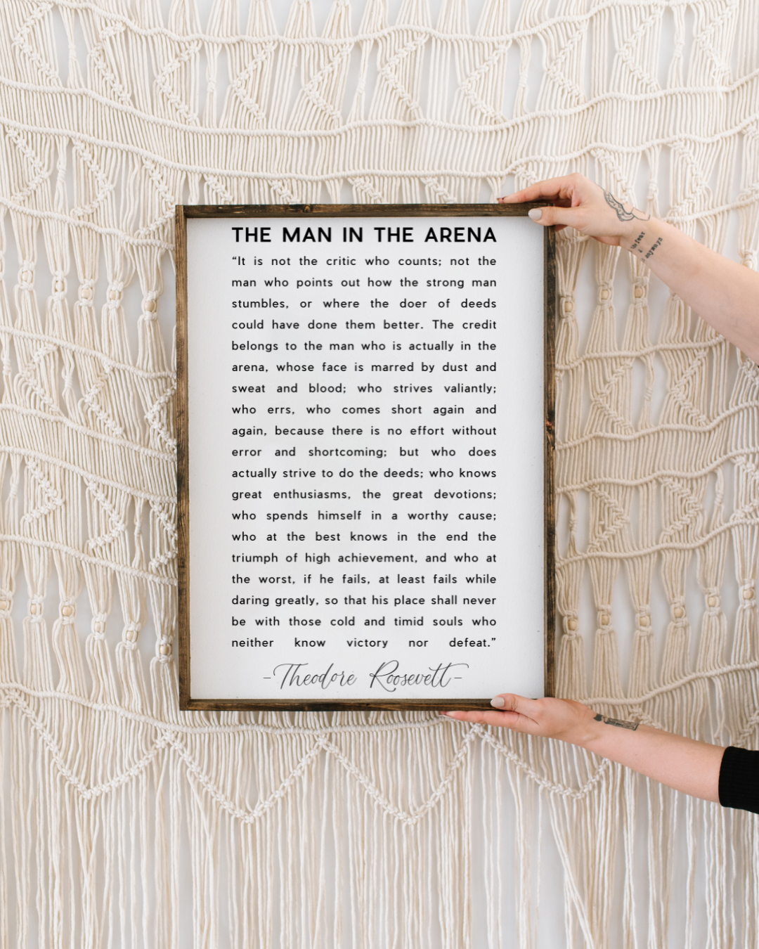 Williamraedesigns - Venta al por mayor Ilustración - Impresión enmarcada de la cita "El hombre en la arena" - Arte de pared inspirador18