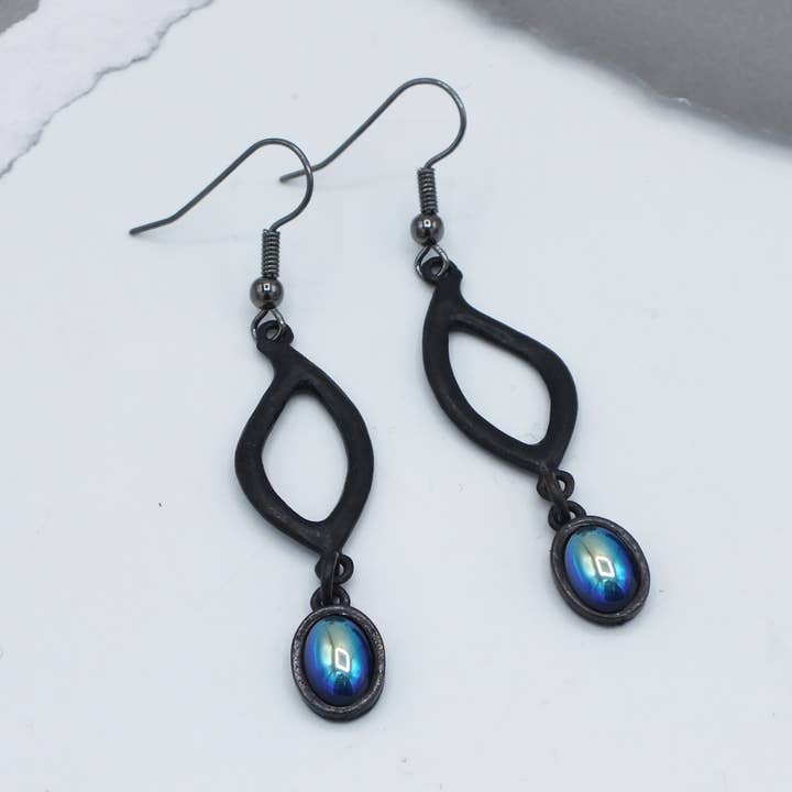 Boucles d'oreilles en forme de petite harpe noire et de petits cabochons pour la vente par Fizz