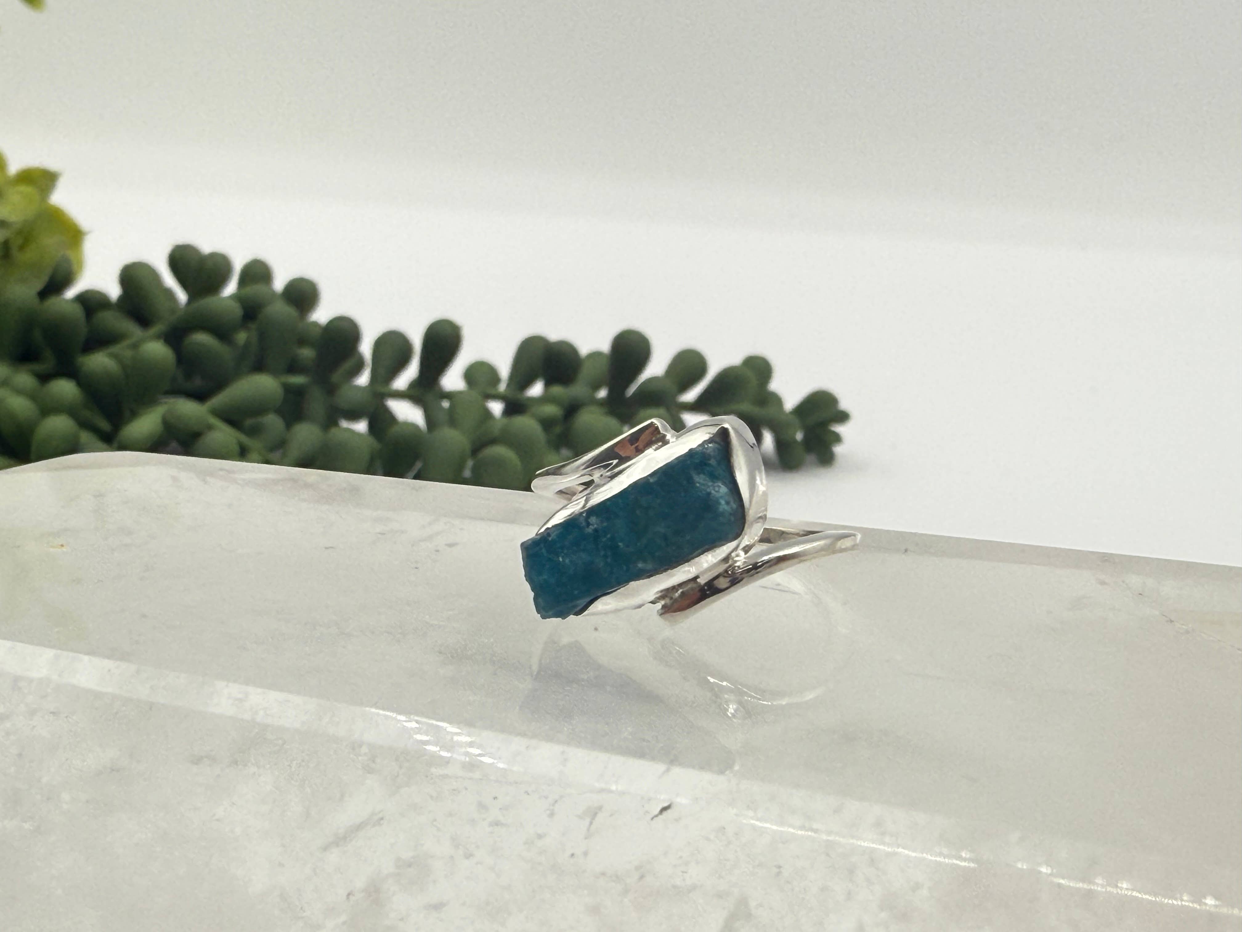 Meraki Gemstones - Wholesale Single Stone/Solitaire Ring - Blue Apatite Side Rough Gemstone ring in Sterling Silver/9253