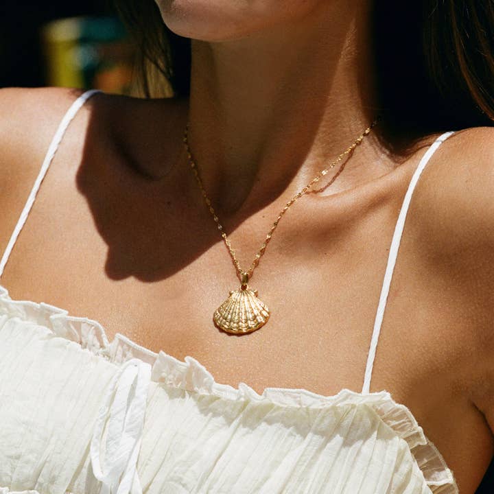 Liv Bella Vita | European Inspired Waterproof Jewelry - Wholesale Pendant/Charm Necklace - La Sirena Shell Pendant Necklace1