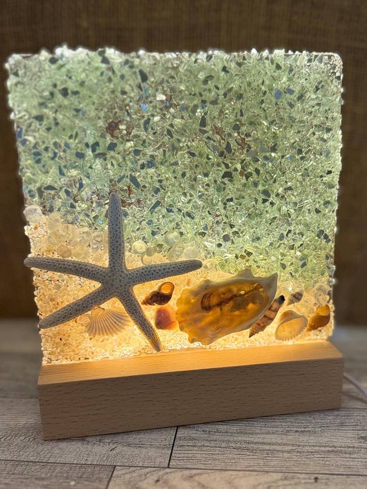 LED-akryllysende strandscene på træbase med kystbølge for engroshandel hos Sea Dreams Coastal Art