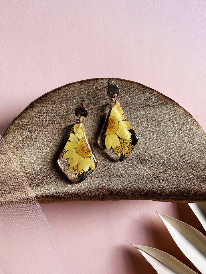 Gepresstes Blumenharz Gelbe Gänseblümchen Sophias für den Großhandel von Bezalel and Co