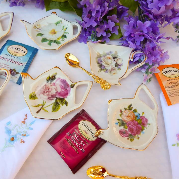 All Little Cute Things - Wholesale Dinner & Cloth Napkin - Embroidered Cotton Napkins. White with lace and flowers