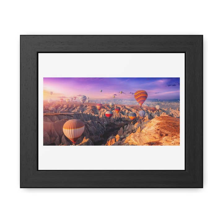Affiche encadrée de montgolfière pittoresque - Art mural de paysage coloré pour la décoration intérieure pour la vente par Donkey Laserbeam