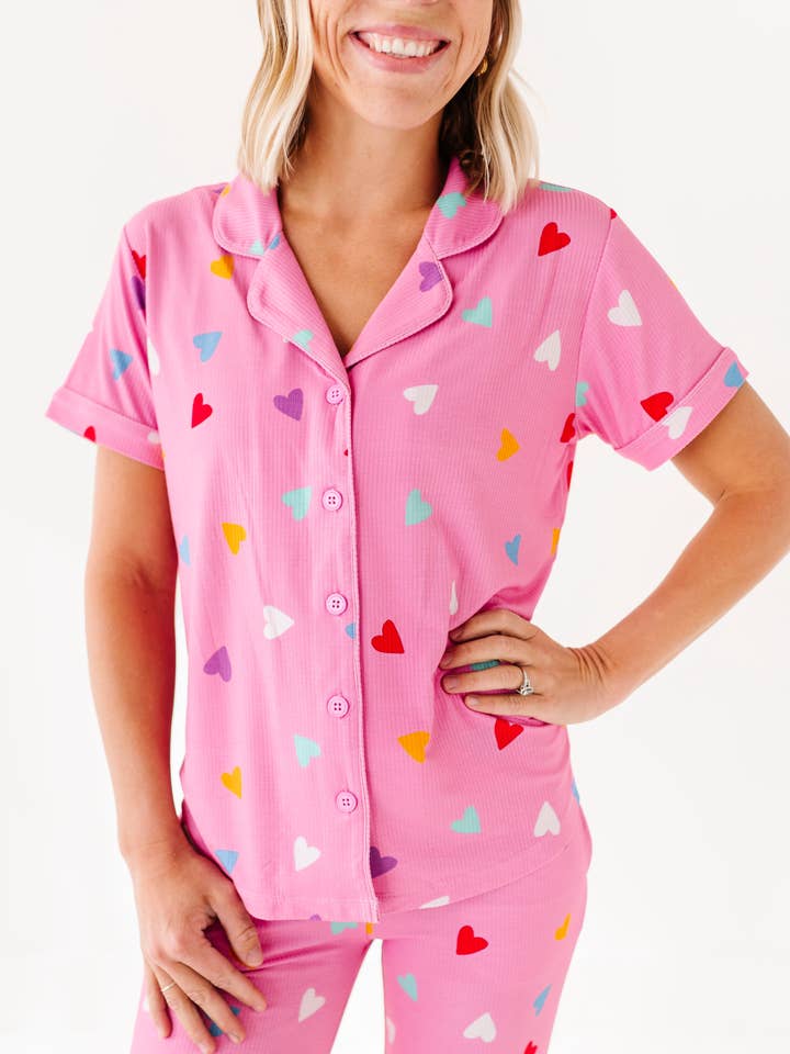 Conjunto acampanado de mujer acanalado con corazones coloridos para venta al por mayor de Little Pajama Co.