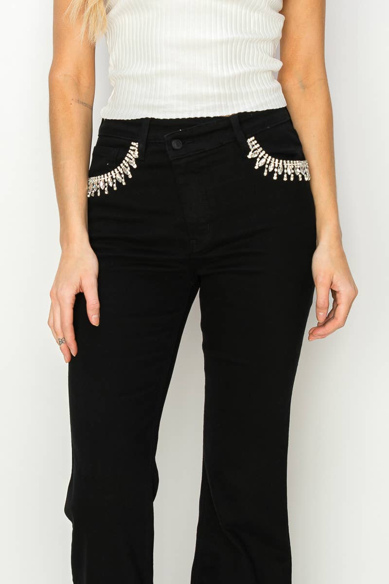 SVART HÖGA UTSVÄNGDA SVARTA JEANS MED KORSANDE DEKORATIONER för wholesale på Faire4
