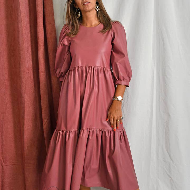 Vestido Comprido com Folhos em Ecopele Rosa e outras tendências em Compre moda e estilo B2B. Devoluções gratuitas e condições de pagamento a 60 dias na Faire na Faire.