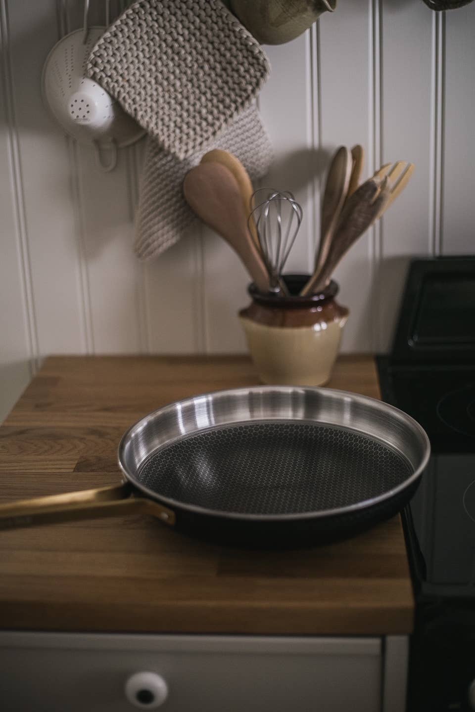 Vargen & Thor - Wholesale Pan - MODELL Xb - Frying pan, black with details of brass 5