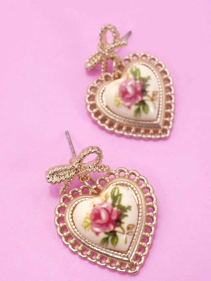 BOUCLES D'OREILLES PENDANTES EN PORCELAINE CÉRAMIQUE ROSE | 80E6410 pour la vente par JOSSLYN by wall to wall
