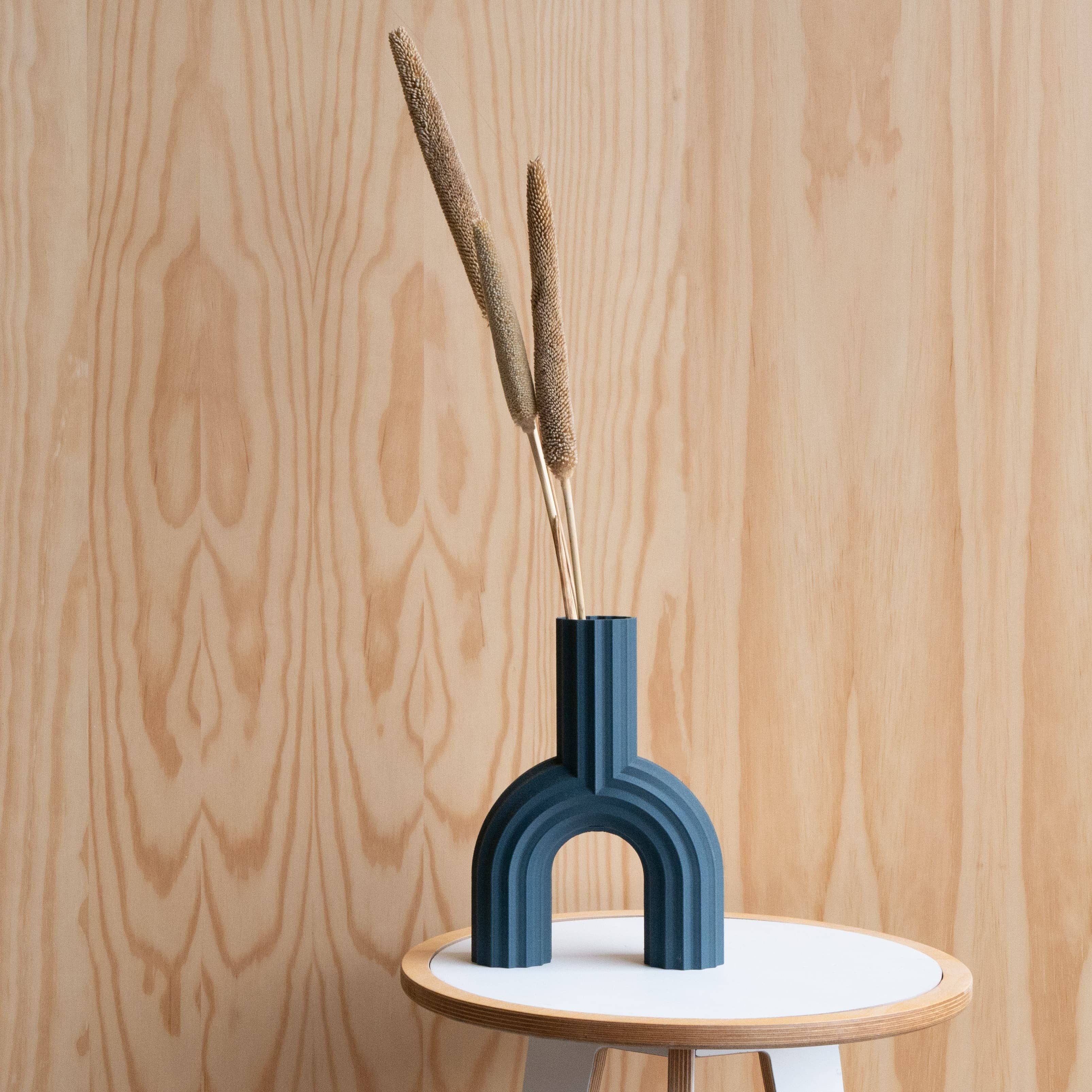 Blå Blå Arch vase – original gavevase for engroshandel på Faire5