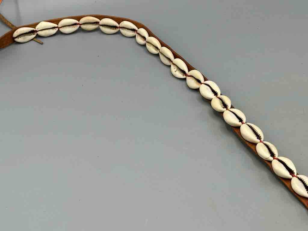 The Niger Bend – Großhandel Gürtel – Damen – Schmaler afrikanischer Krawattenverschluss aus echtem Kaurimuschelleder15