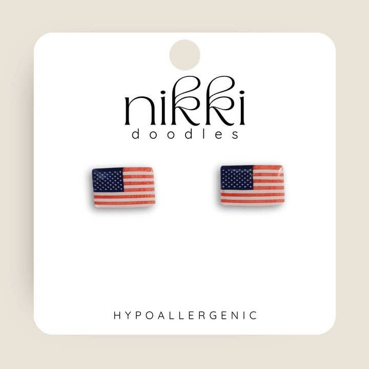 Orecchini a bottone originali con bandiera americana per la vendita all'ingrosso da parte di Nikki Doodles