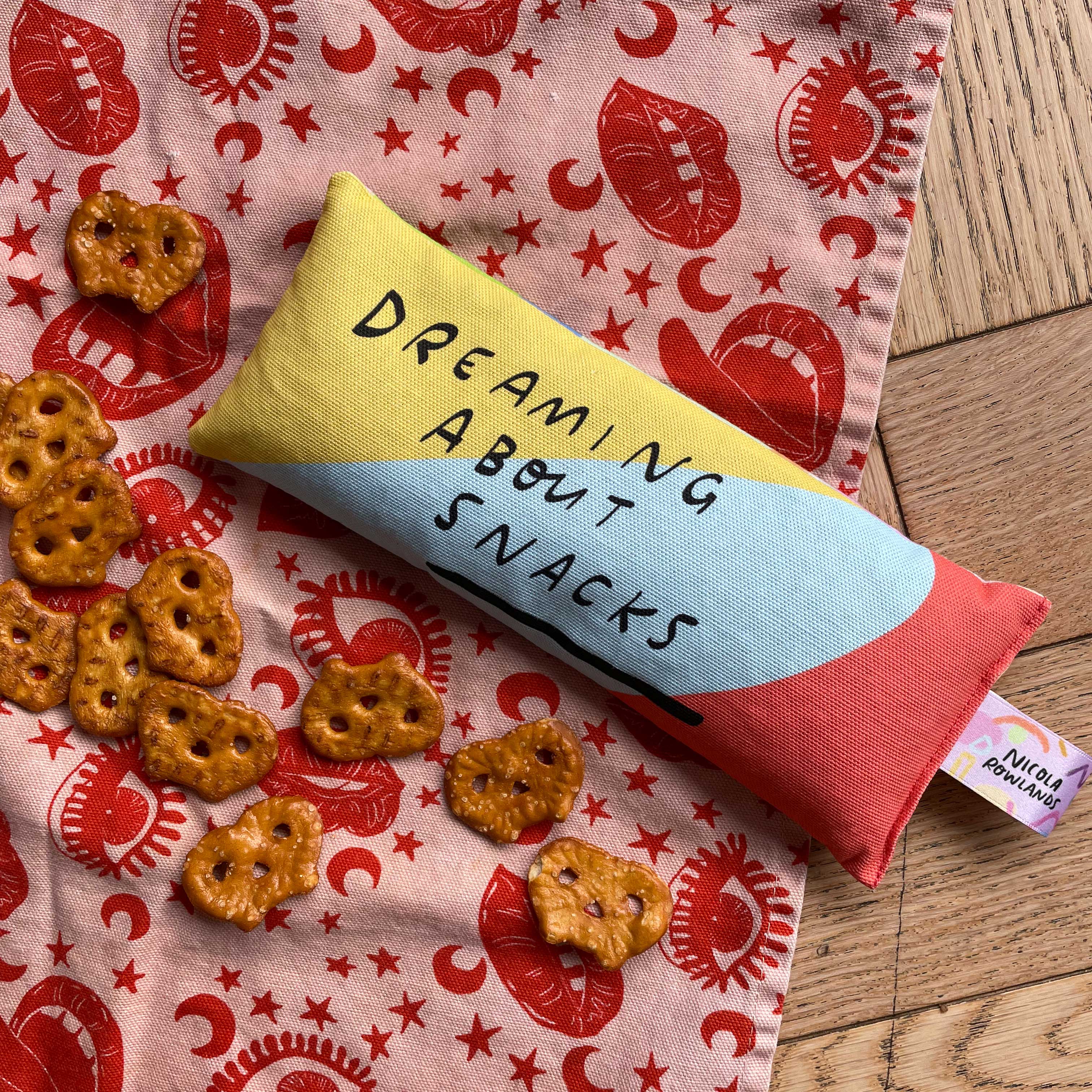 Nicola Rowlands - Vente Oreiller de spa/de thérapie - Sac à yeux à la lavande : Dreaming about snacks3