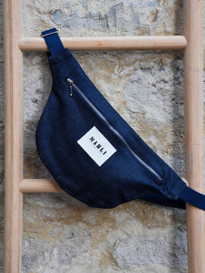 Romana Gürteltasche aus dunkelblauem Denim zur Vorbestellung für den Großhandel von Marli