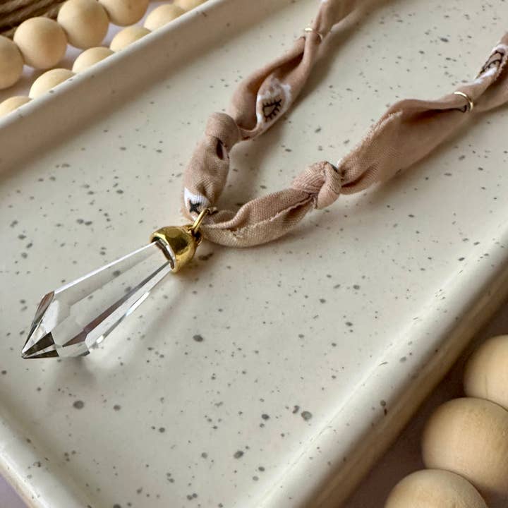 Bandana Charm Halskette | 1 Kristallanhänger | 12k Antikgold für den Großhandel von Larra Mirk Design