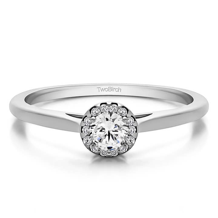 0,25 Ct. Solitaire rond avec halo en or blanc pour la vente par TwoBirch