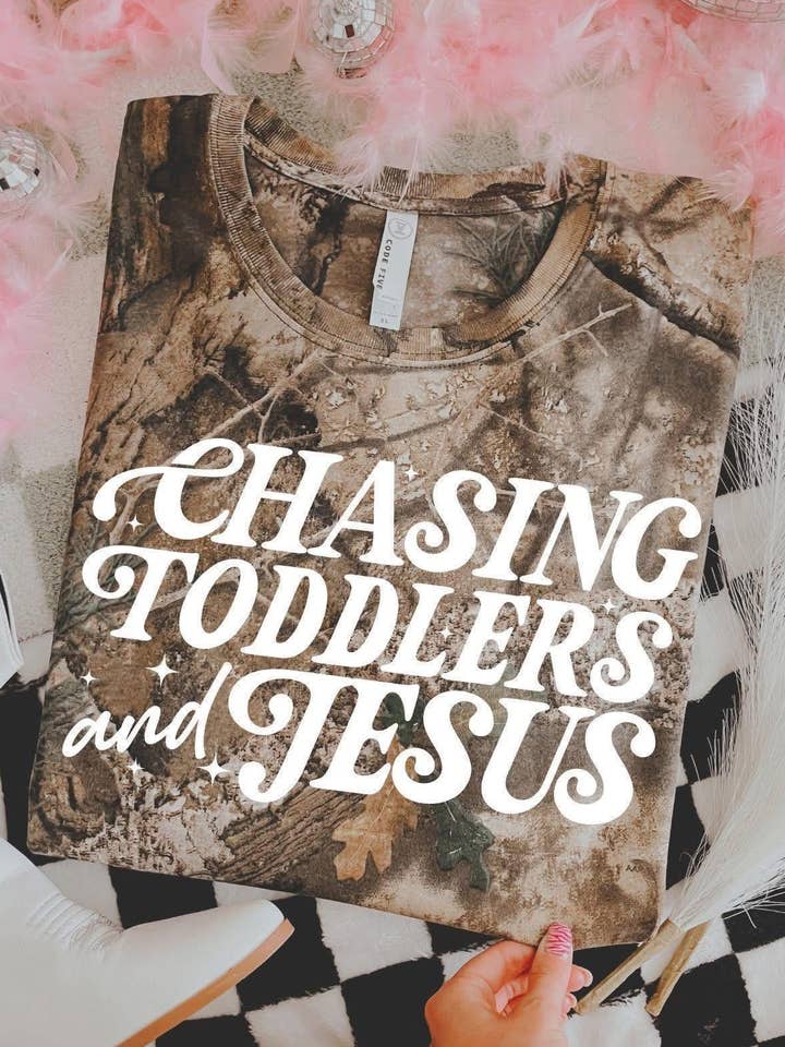 Maglietta "Inseguendo Bambini e Gesù" per la vendita all'ingrosso da parte di Downtown Darling Wholesale