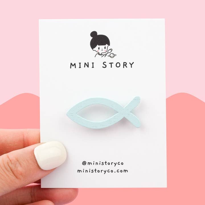 Insignia con forma de pez | Lindo alfiler de madera con forma de pez azul para venta al por mayor de Mini Story Co