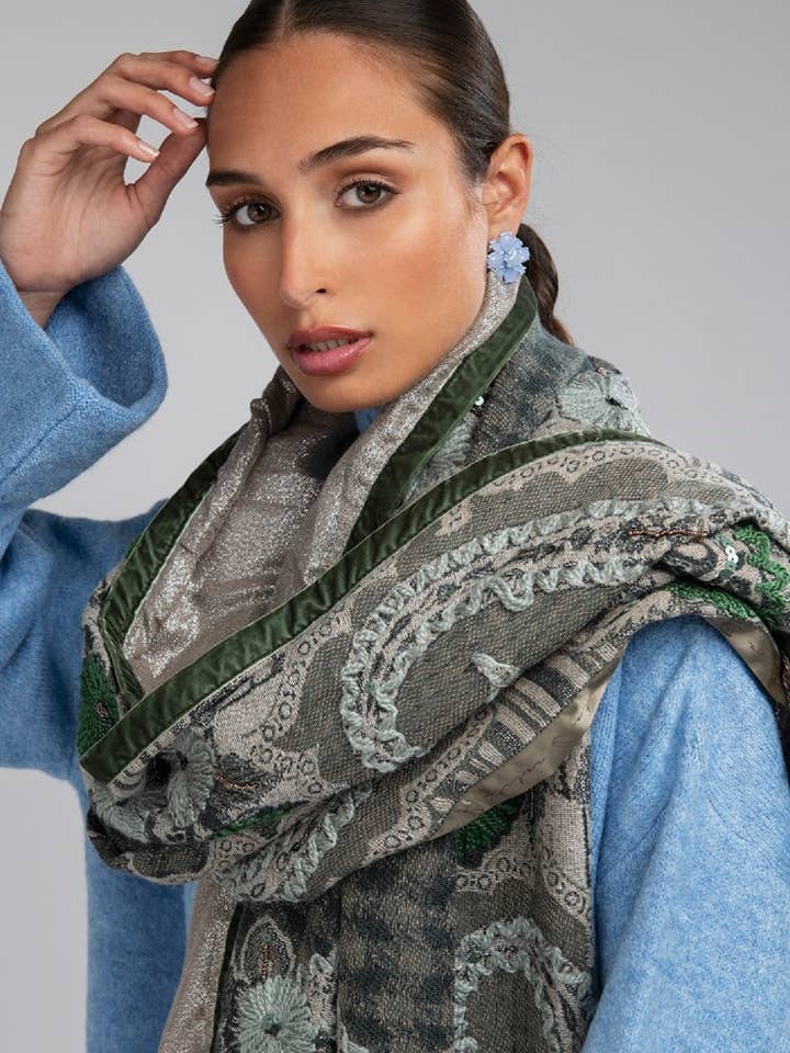 Metallic groene sjaal met bos- en bloemmotieven voor wholesale door Solito Antwerp