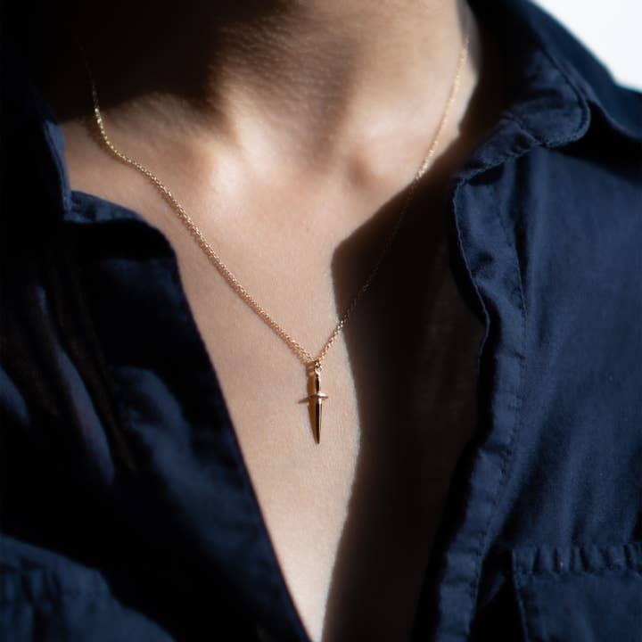 Futaba Hayashi - Venta al por mayor Collares con colgantes/abalorios - Collar con daga de duendecillo - oro amarillo de 14 k