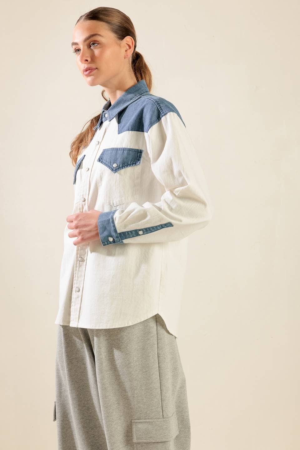 BRANCO DENIM AZUL Uma camisa de tecido maciço e jeans - FT1318 para venda a revendedores na Faire5