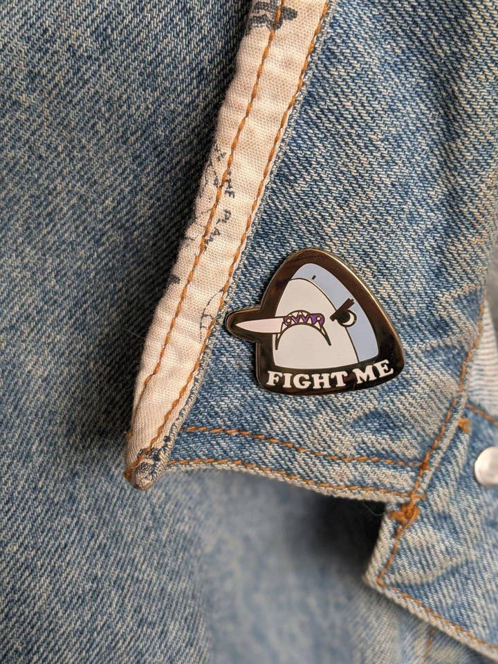 Angry Tony Fight Me Shark emaille pin voor wholesale door Killing Her Softly