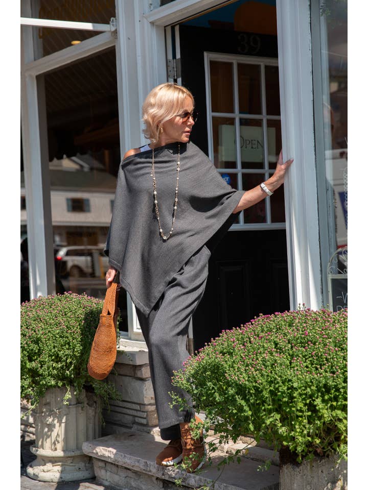 VIKOLINO - Wholesale Poncho - Women's - Merino Wool Poncho 19