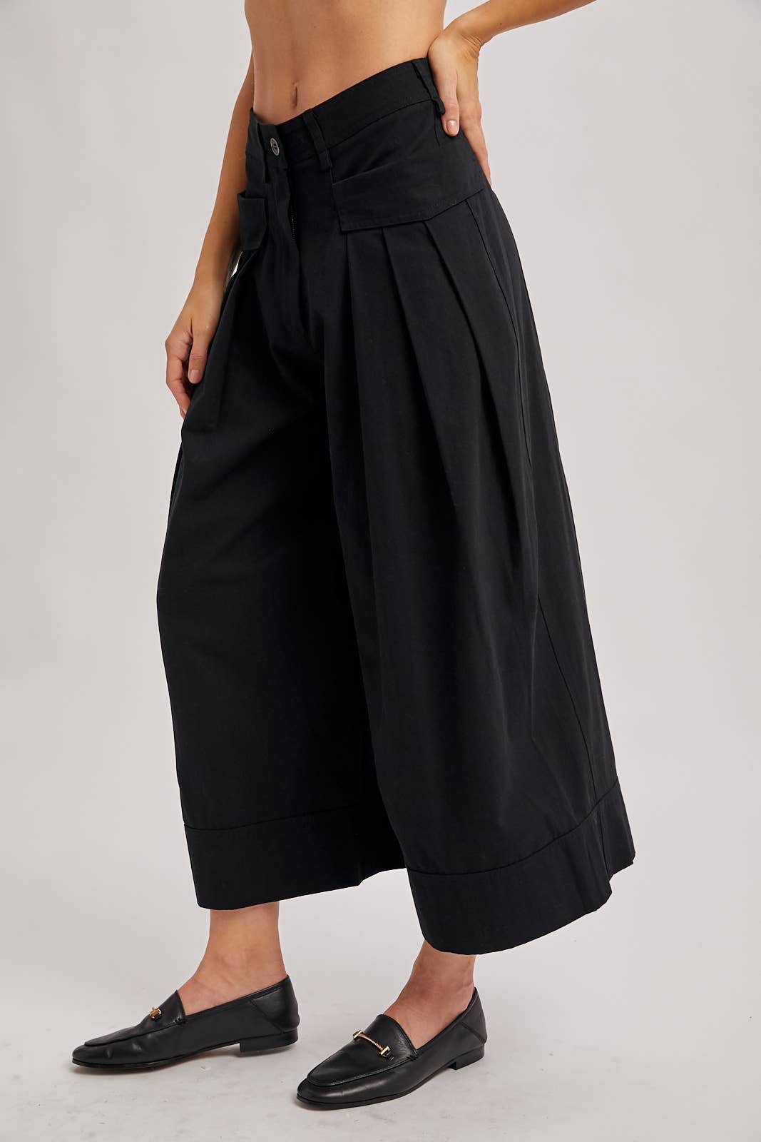 Bluivy - Wholesale Pants - Women's - PLEATED WIDE-LEG CULOTTE PANTS WITH POCKETS3