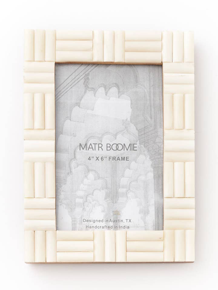 Cornice portafoto Vaishali 4x6 crema - osso intagliato a mano per la vendita all'ingrosso da parte di Matr Boomie Fair Trade