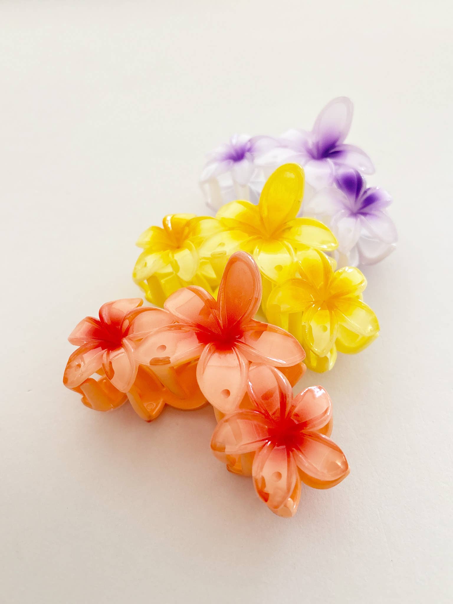 Angels Whisper Accessories – Großhandel Haarclip – Damen – Dreier-Set Haarspangen mit hawaiianischen Blumen (3 Farben)7