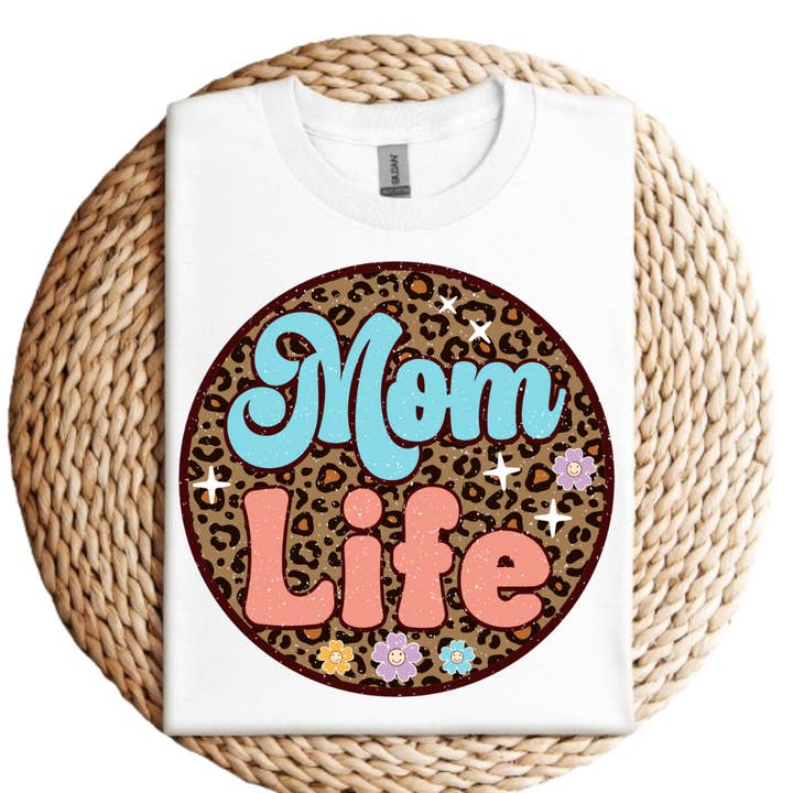 T-shirt graphique pour femmes "Mom Life" pour la vente par Mama and Littles Apparel