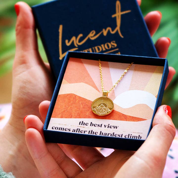 Der Best View Mountain Anhänger für den Großhandel von Lucent Studios Ltd