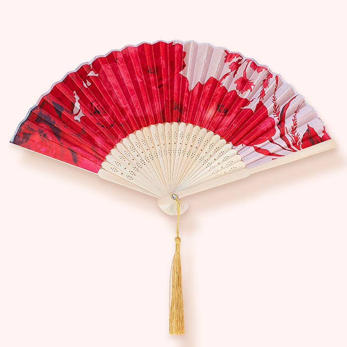 *SS26* Éventail en satin - Rouge Blooms pour la vente par Powder Design - Europe