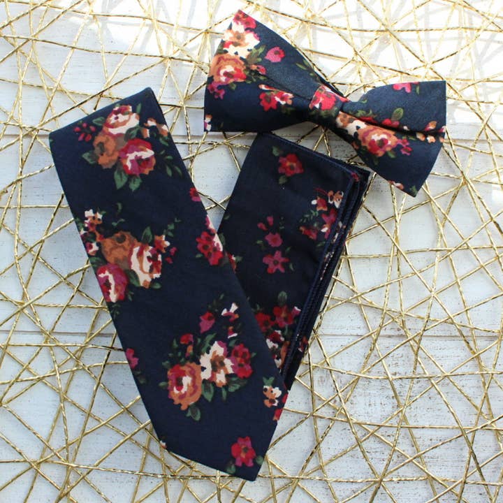 Etui de poche à motif floral noir et rouge Hadley pour la vente par Tie Mood