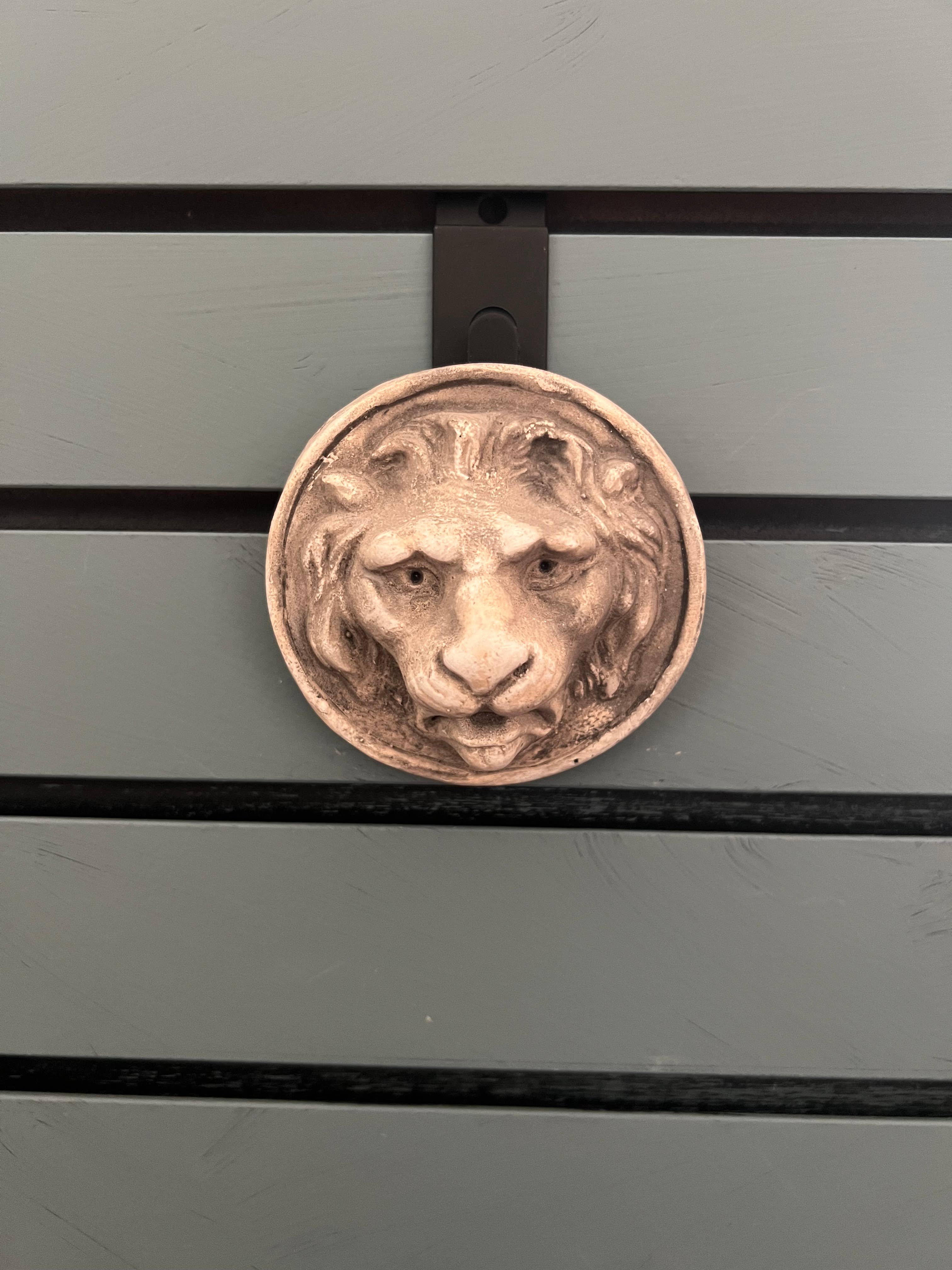 Masterpiece Studio - Wholesale Plaque - Small Round Lion Medallion Wall Plaque (PL11)2