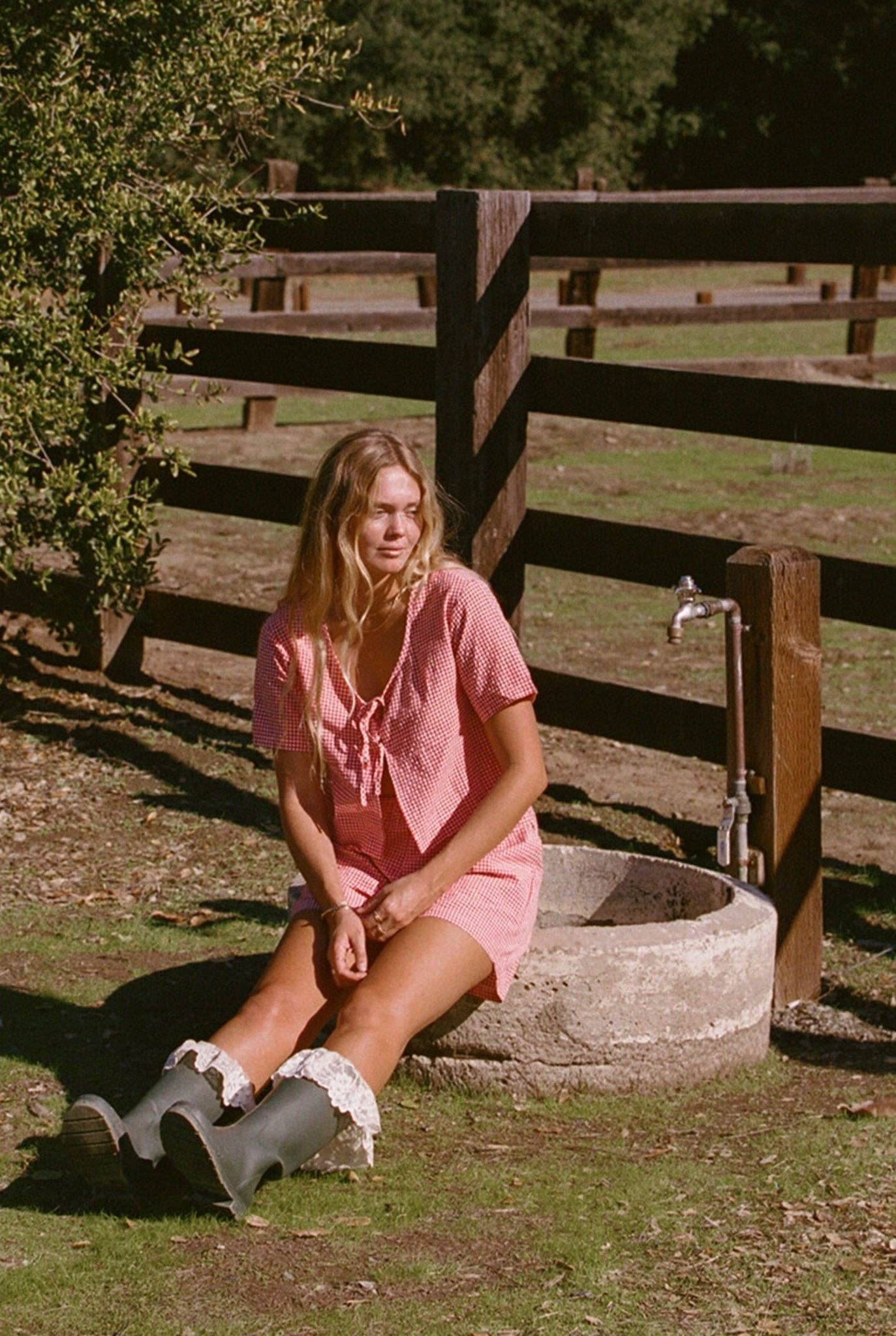 merritt charles – Conjunto de top e calções (roupa NÃO Casual) – Mulher por atacado – O Conjunto Dylan - Conjunto de Xadrez Vermelho e Branco1