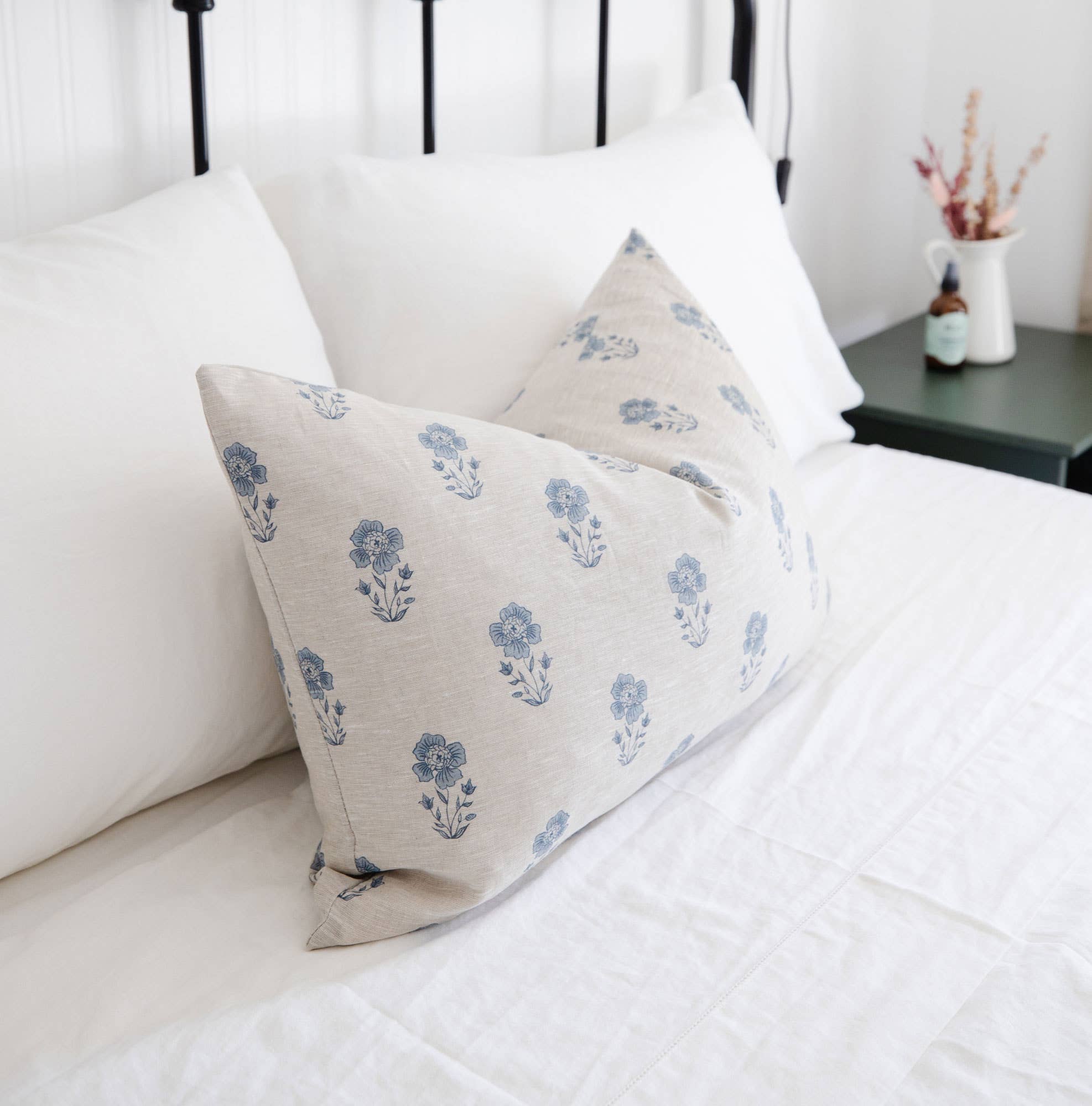 Cozy Prairie Linens Co. - Vente Housse de coussin - Petite housse de coussin à motif floral bleu Signature Linen6