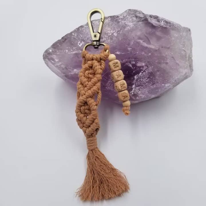 Pendentif porte-clés MAMA en tricot fait main pour la vente par magnolia jewelry