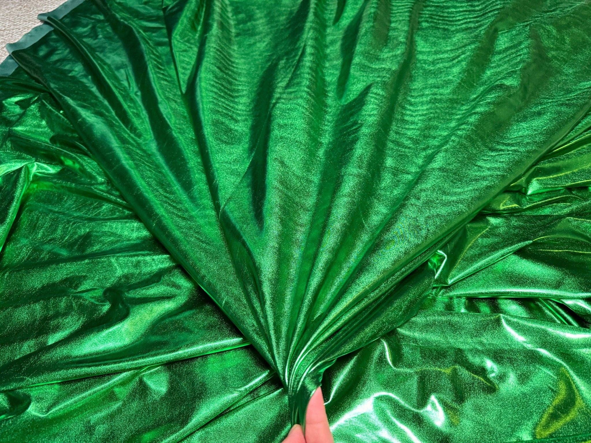 GalaTextile – Großhandel Stoff – Kelly Green Metallic Lame Spandex-Stoff, 4-Wege-Stretchfolienstoff von The Yard, glänzend grüne Tanzkleidung, Kostüme, luxuriöses Bekleidungsmaterial6