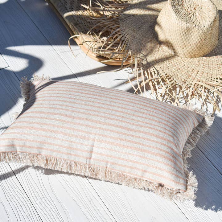 Housse de coussin Coastal Fringe Paint Stripes Blush-35 cm x 50 cm pour la vente par Escape To Paradise