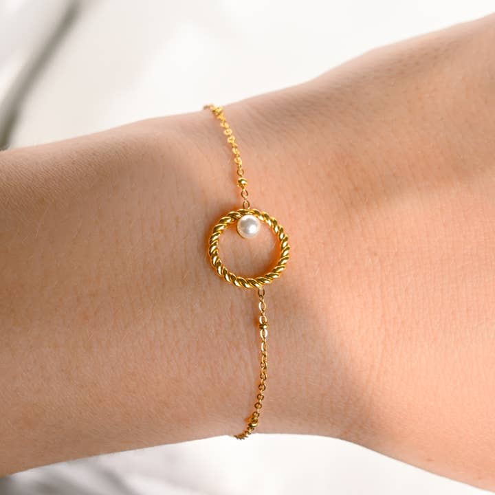 Twisted Circle Pearl Bracelet - Vintage Style Pearl Bracelet for wholesale by Blueyejewelry