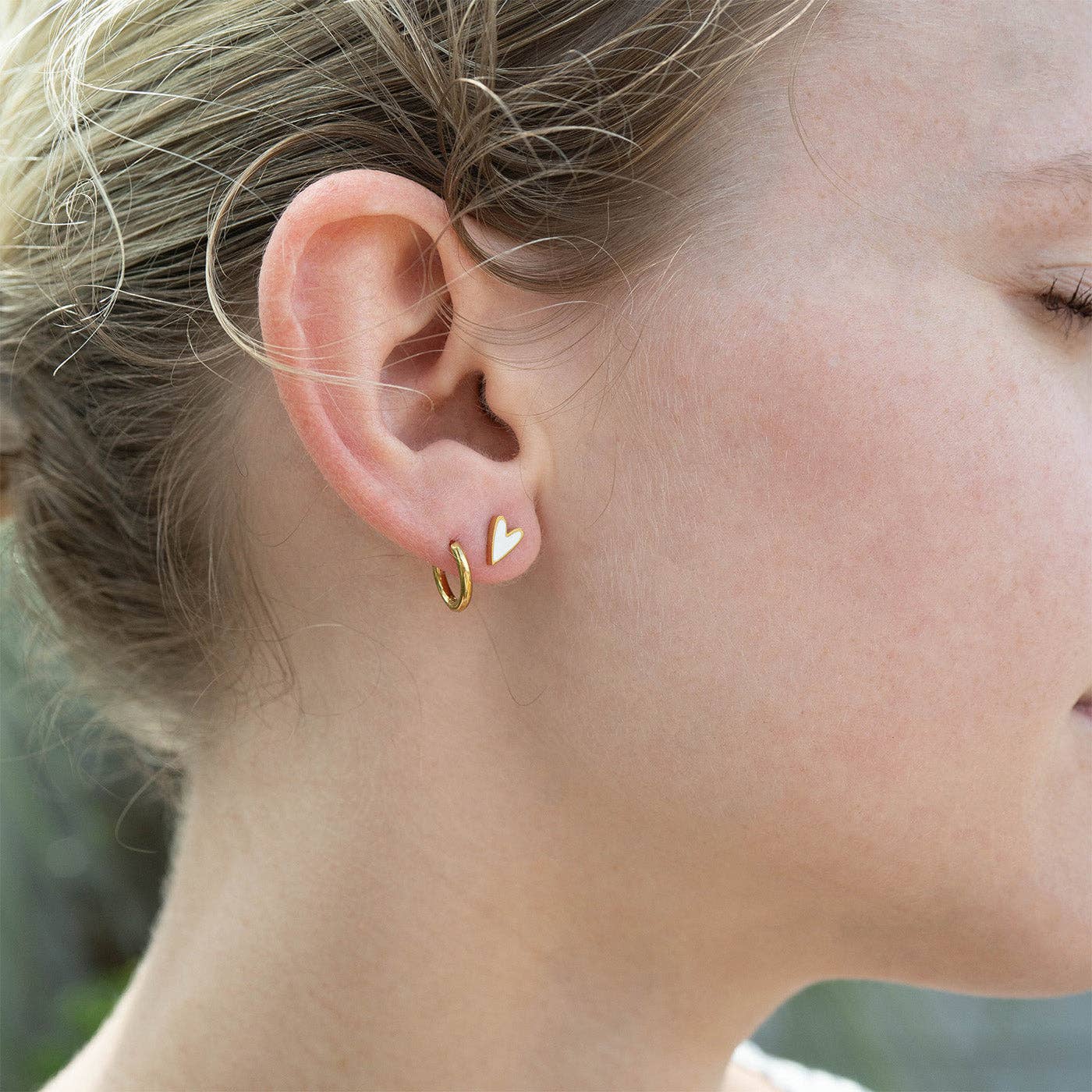 WJW - Vendita all'ingrosso Orecchini a bottone - Orecchini a perno a forma di cuore bianco in acciaio inossidabile con PVD oro 18K7