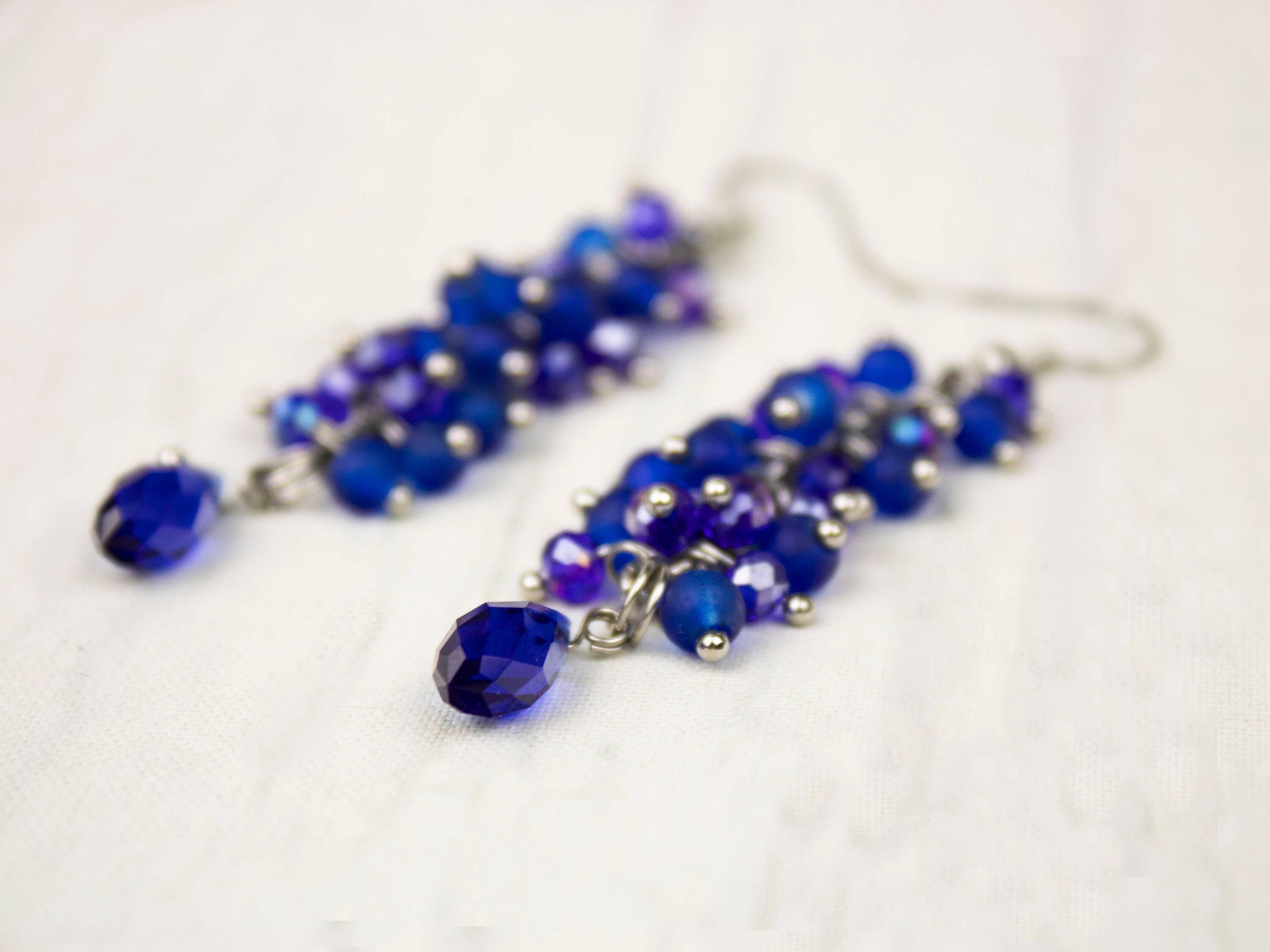 Ninolia - Venta al por mayor Pendientes colgantes - Pendientes azul oscuro con cuentas de vidrio y pendientes de racimo de cuentas de cristal en tonos azules ahumados gotas estilo formal7