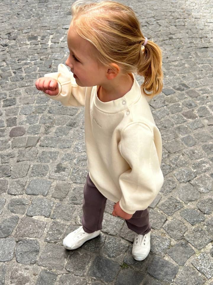 Fluffy oversize bomuldssweatshirt - råhvid for engroshandel hos Atelier Badaboum