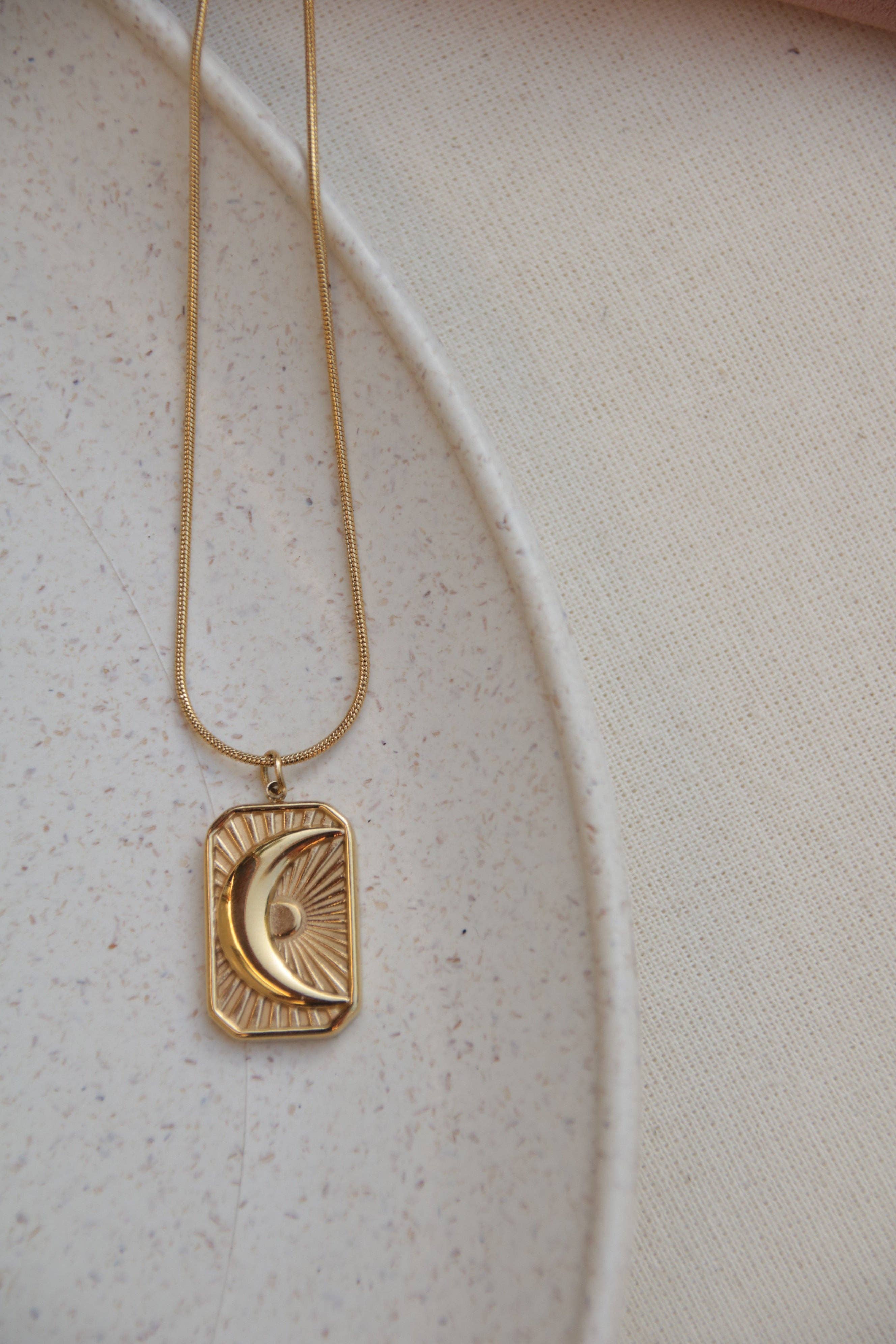 Positiva Jewelry – Engroshandel Halskæde med vedhæng – 18k forgyldt halskæde i rustfrit stål med månevedhæng4