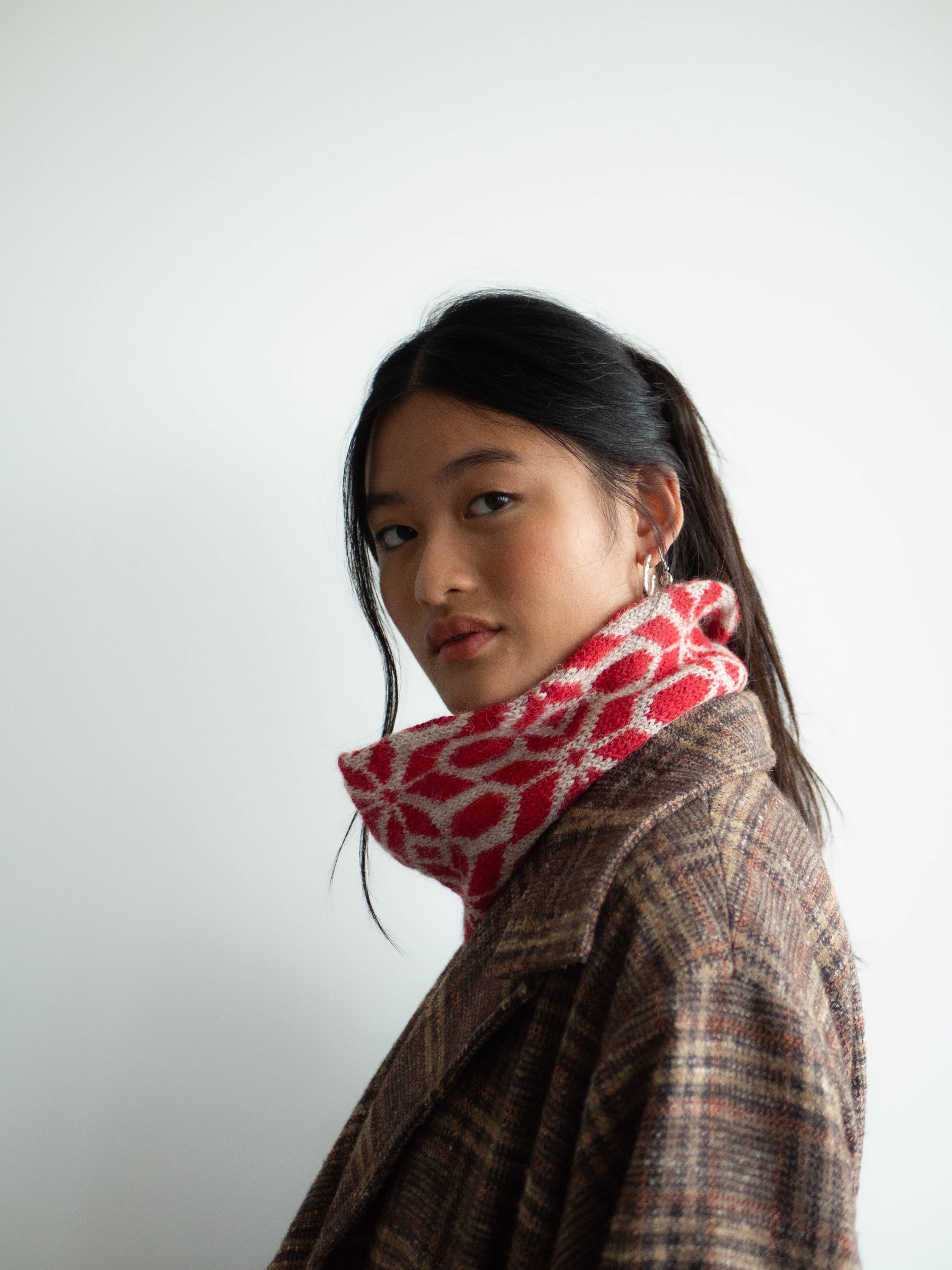 Lalura - Wholesale Scarf - Women's - Tessellated stars neck red7