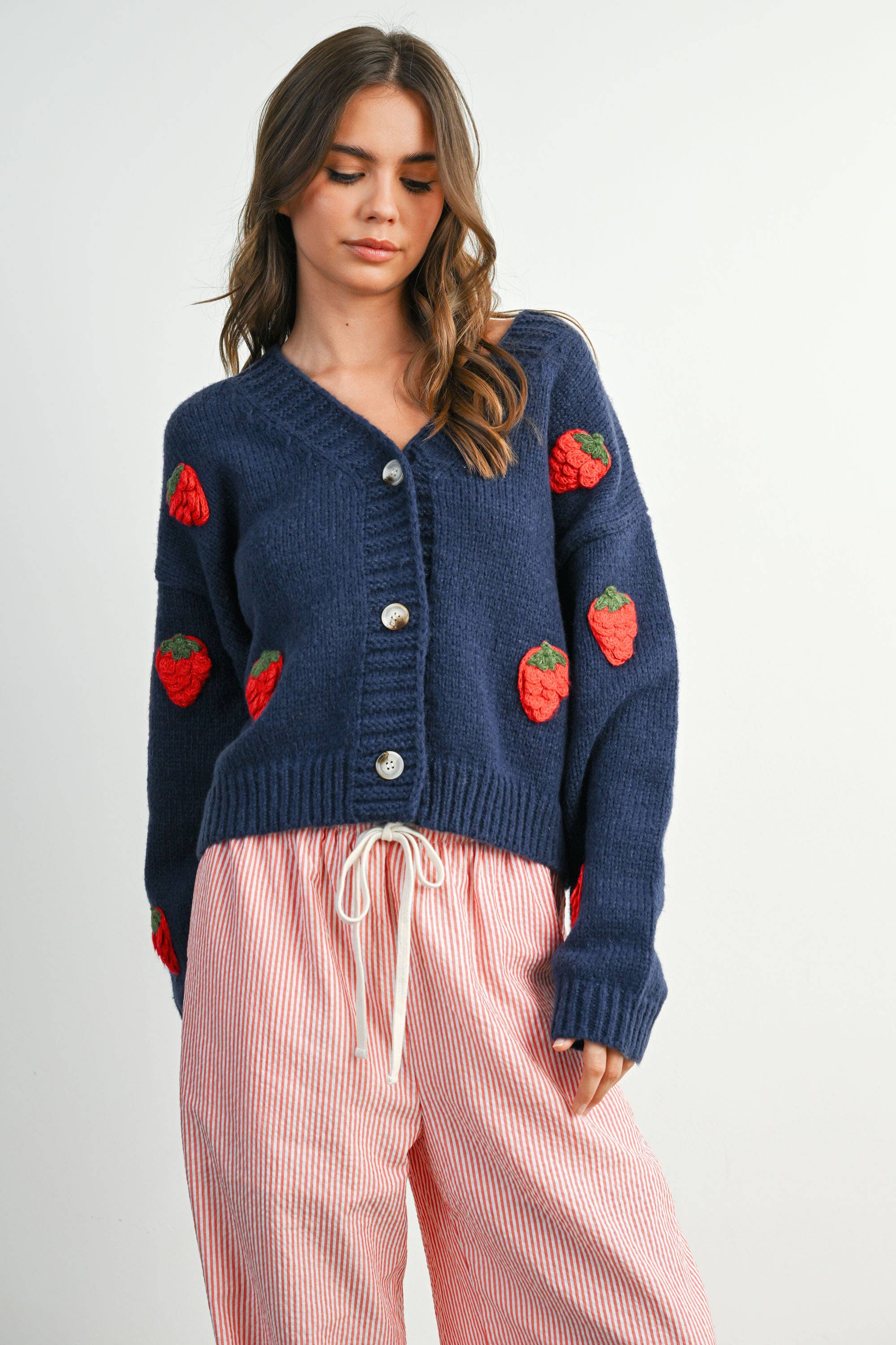 BUTTERMELON – Großhandel Strickjacke – Damen – Kurzer Cardigan mit Erdbeerstickerei - BMC760922