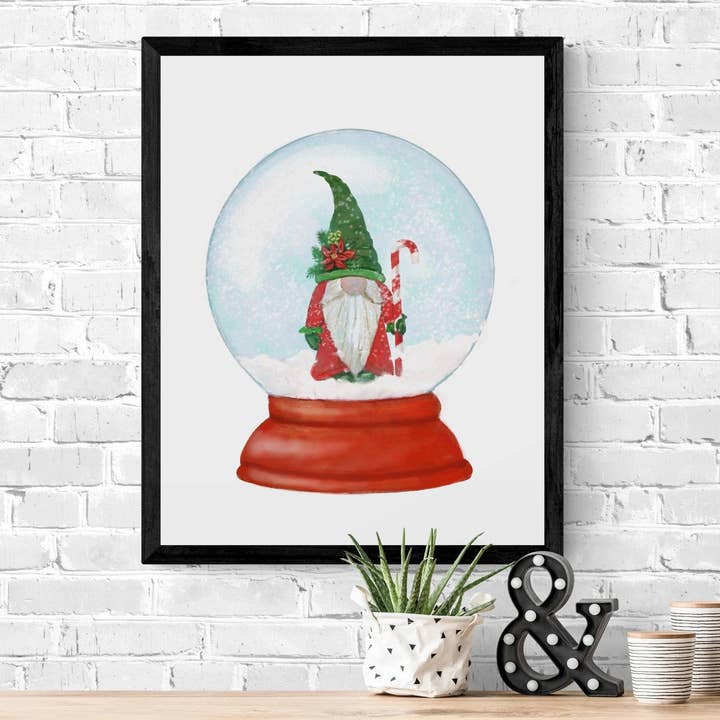 Julgnom Snöglob Tryck, Vinterjulkonst, Gnomgåva, Nyårskonst, Vinterheminredning, Julsnöglob, Unik Väggkonst för wholesale av MerikaArt